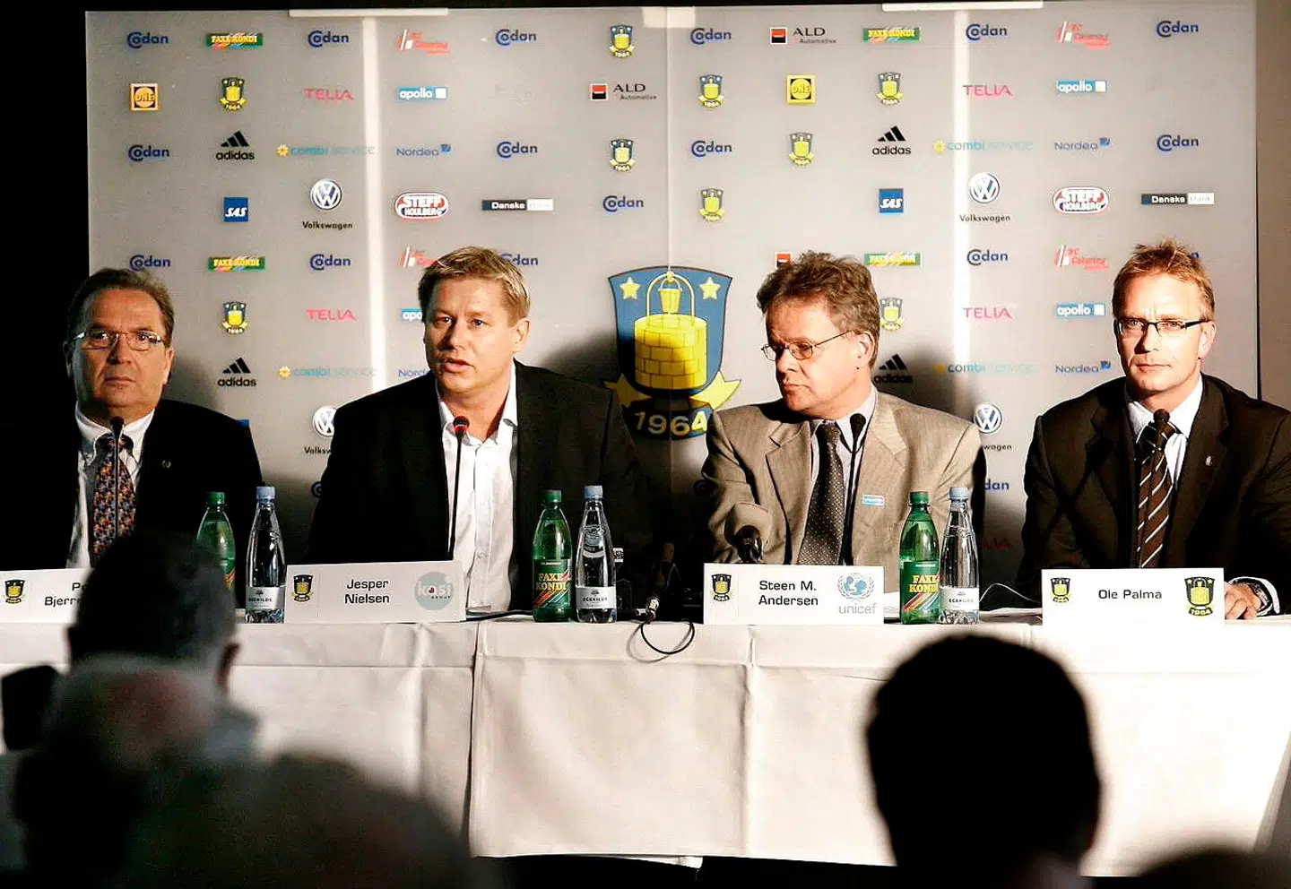 Jesper Nielsen (anden fra venstre) præsenterede i oktober 2007 sit historiske store fem-årige sponsorat af Brøndby på et pressemøde.