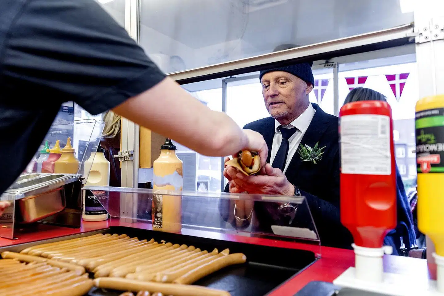 Lars Høgh var også et smut i pølsevognen. Den tidligere landsholdsmålmand skulle have en ristet hotdog med det hele. I køen lod han venligt alle få en pølse, før han selv fik overrakt en pølse af pølsemanden.