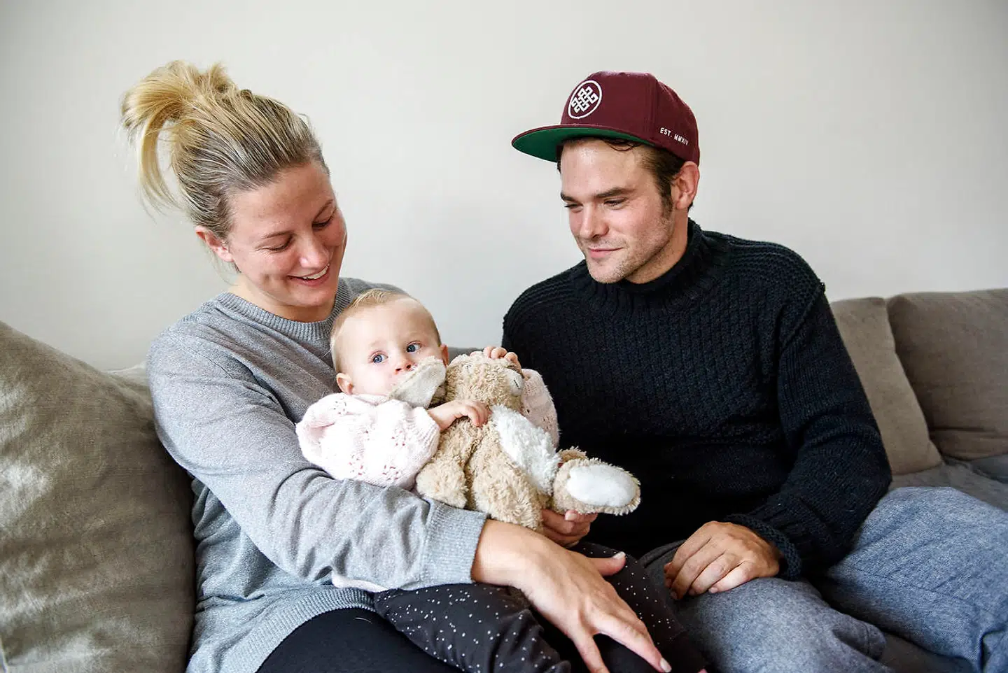 Silas Holst med veninden Louise og deres datter Maggie My.