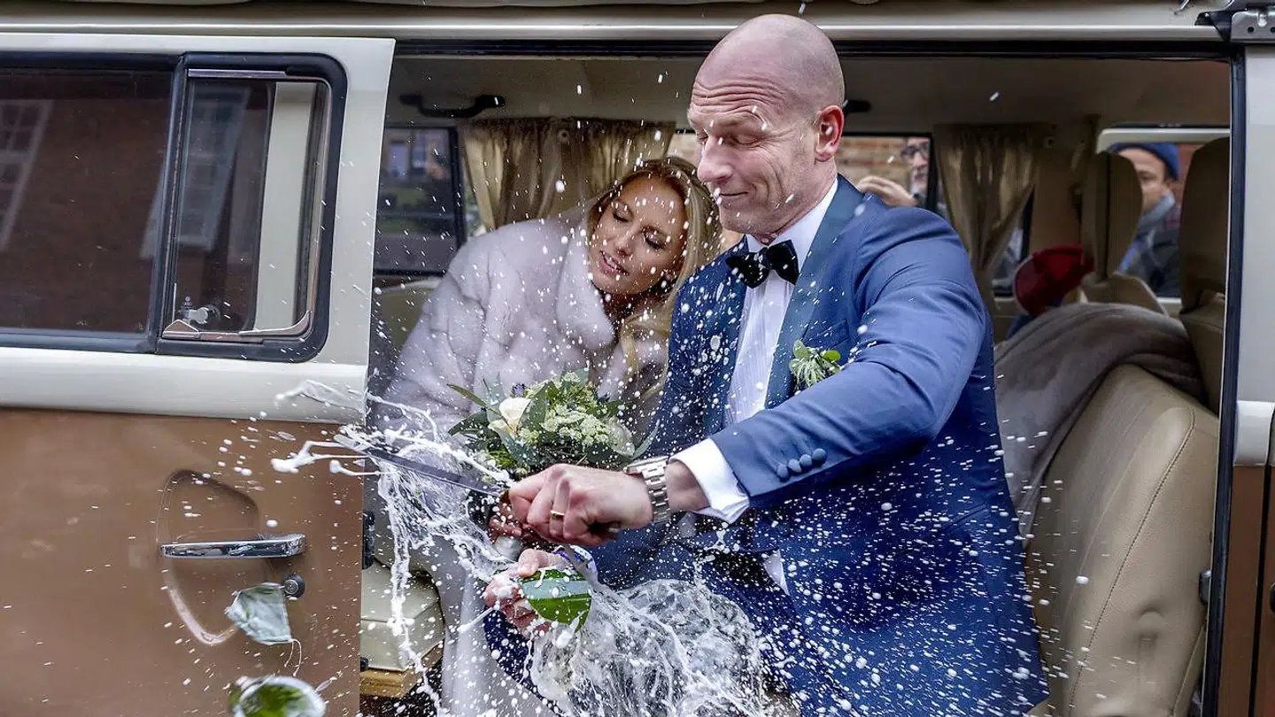 Lasse Sjørslev fik sig en forskrækkelse, da han poppede parets champagne.