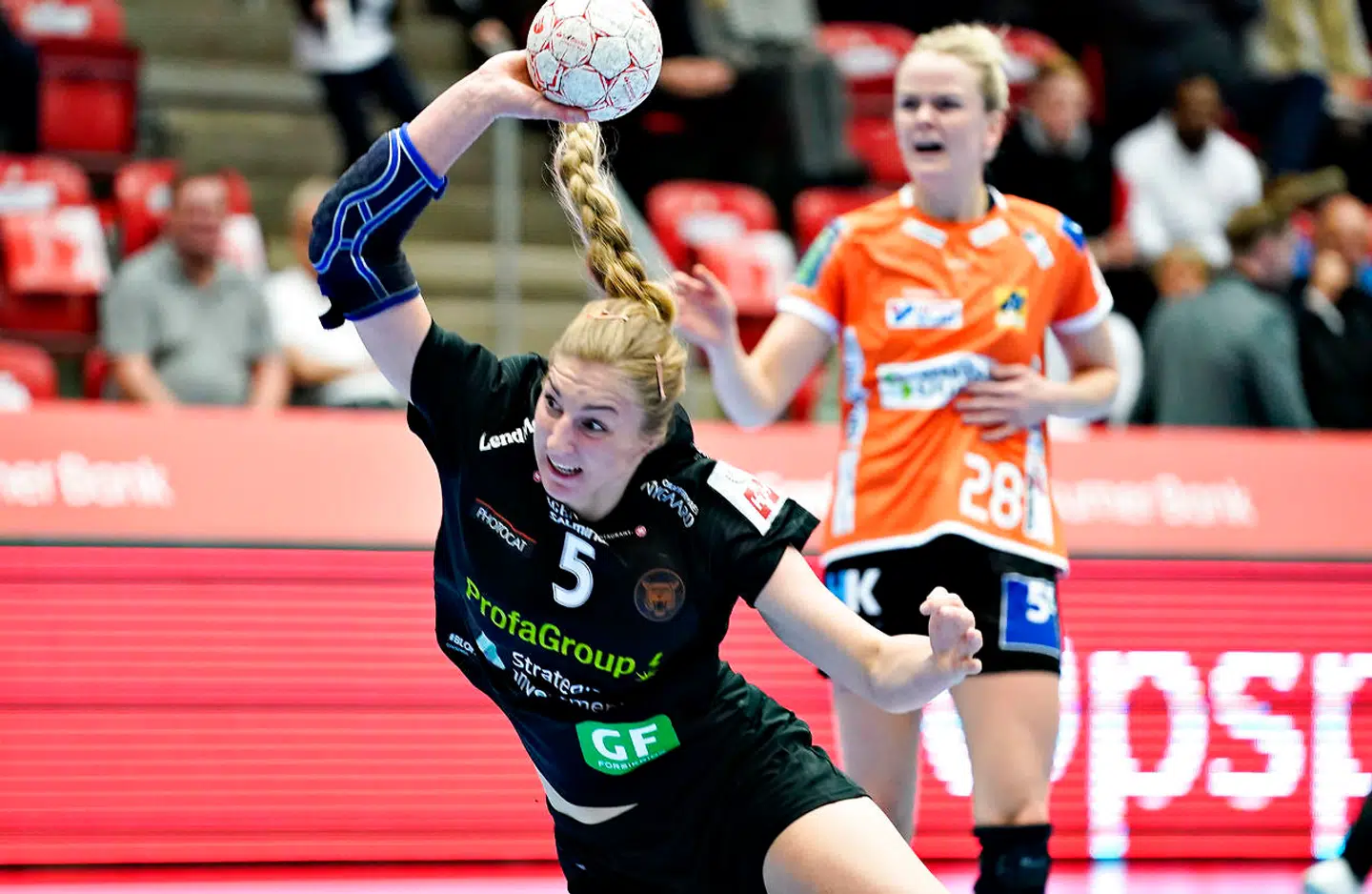 København Håndbolds Linn Blohm scorer, mens Stine Jørgensen i baggrunden ser til.