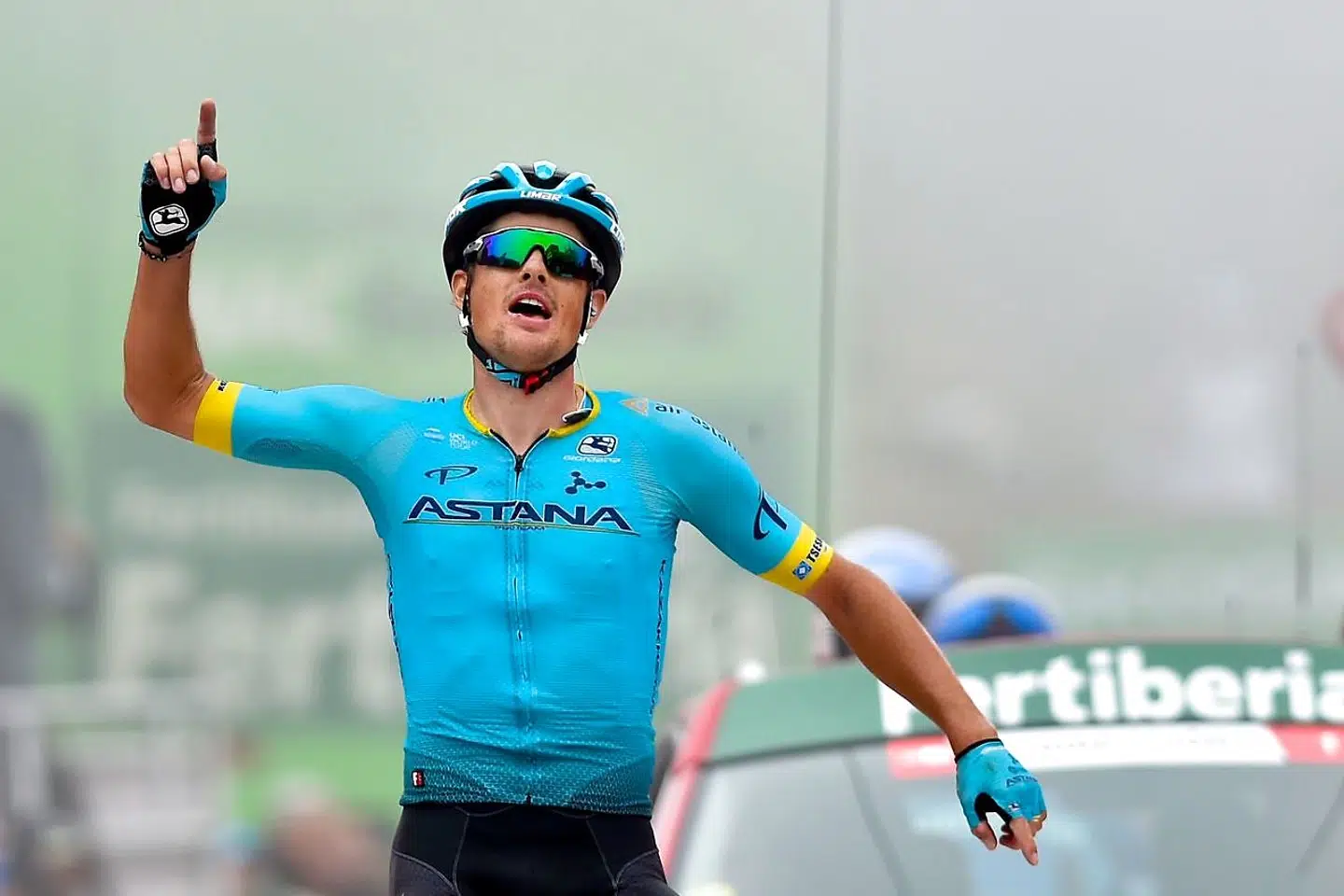 Jakob Fuglsang rækker hænderne i vejret. Han har vundet 16. etape af Vuelta a España.