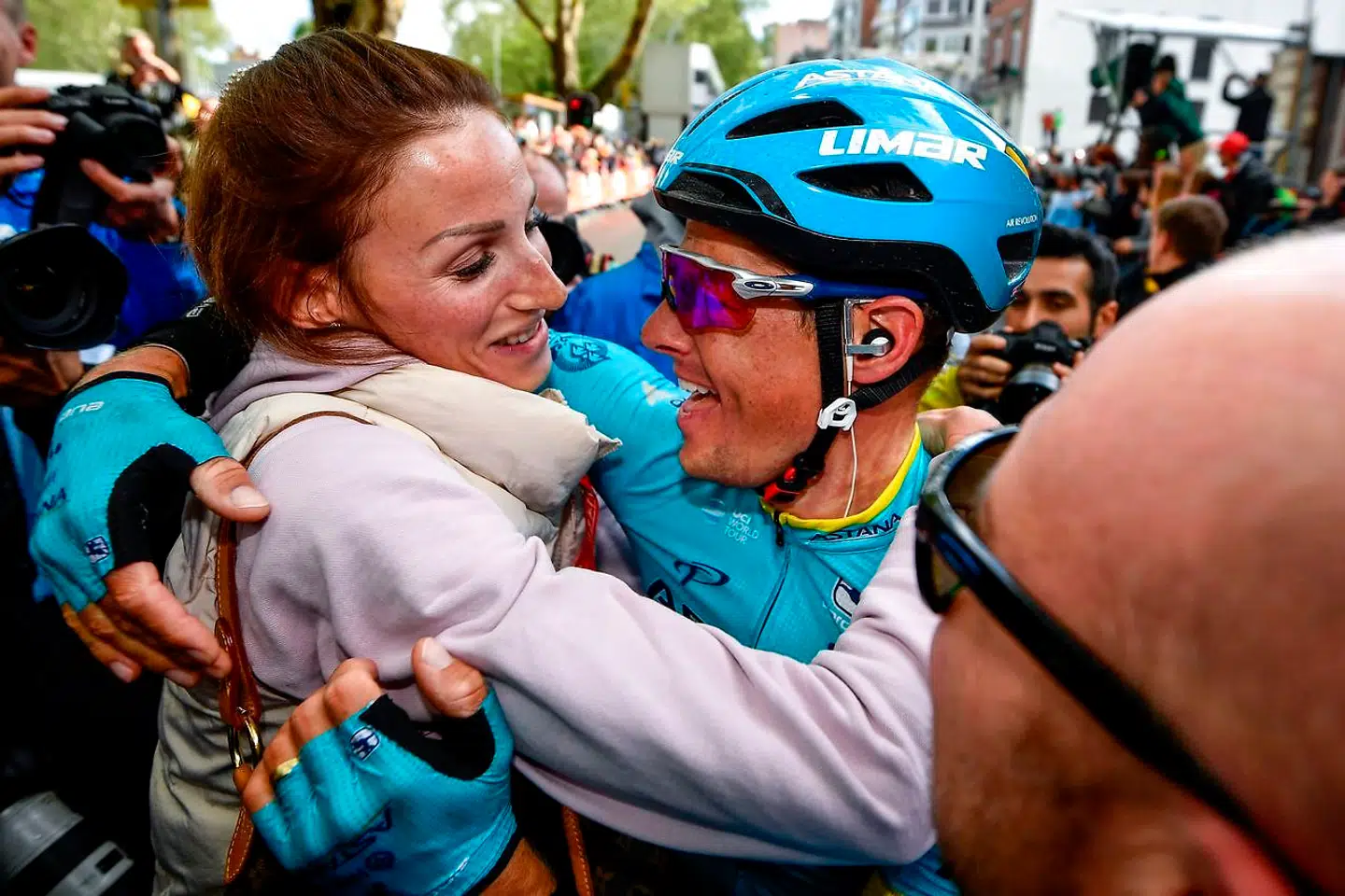Jakob Fuglsang med hustruen, Loulou, sekunder efter han vandt Liège-Bastogne-Liège.