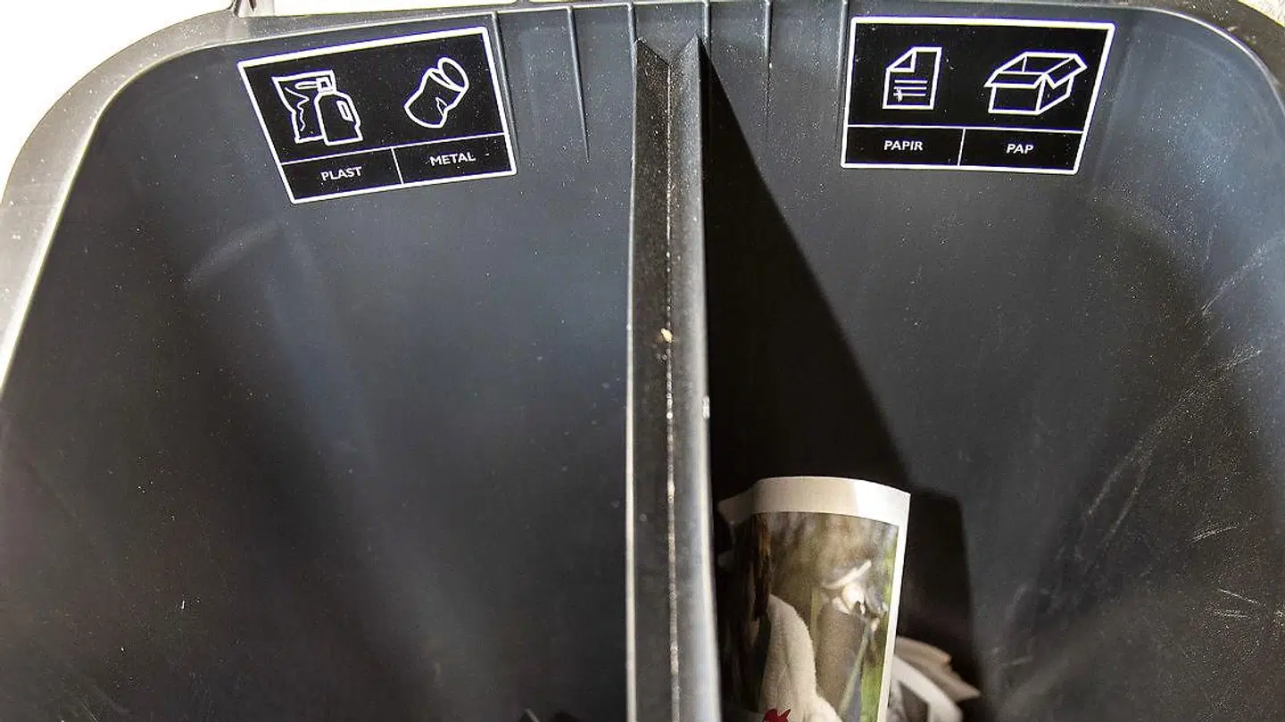 En affaldscontainer med adskilte rum til pap og papir samt metal og plastik. Billedet viser ikke de odenseanske affaldsbeholdere, der omtales i artiklen.