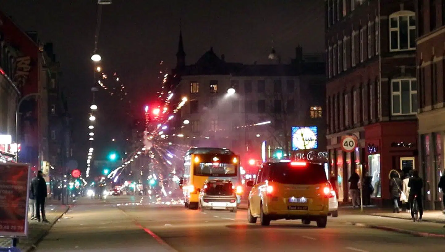 Uroligheder med fyrværkeri på Nørrebro natten til fredag den 27. december 2019. Efter unges amokløb med fyrværkeri vil flere politikere begrænse privates ret til at skyde af. Men de få skal ikke ødelægge det for de mange, mener ordfører. Det skriver Ritzau, fredag den 27. december 2019.. (Foto: Presse-fotos.dk/Ritzau Scanpix)