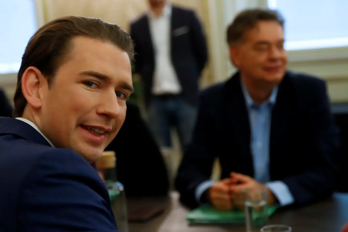Østrigs konservative partileder, Sebastian Kurz (t.v.), og partilederen for De Grønne, Werner Kogler, har gennem noget tid forhandlet om at indgå i regering sammen. (Arkivfoto) Leonhard Foeger/Reuters