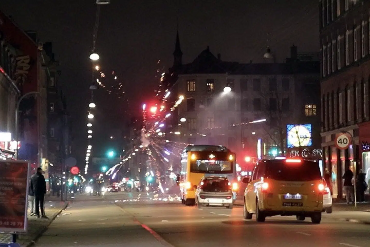Flere steder i København, på Vestegnen og i Aarhus har politiet fredag aften og natten til lørdag modtaget anmeldelser om fyrværkeri, der er blevet affyret i gadehøjde. Men det er slet ikke i samme grad som hændelserne torsdag, understreger politiet. Presse-Fotos.dk/Ritzau Scanpix