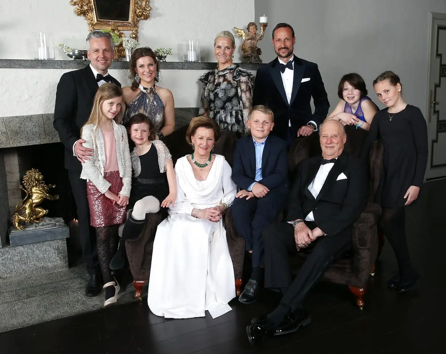 Ari Behn, Leah Isadora Behn, Emma Tallulah Behn, prinsesse Märtha Louise, dronning Sonja, kronprinsesse Mette Marit, prins Sverre Magnus, kronprins Haakon, kong Harald, Maud Angelica Behn og prinsesse Ingrid Alexandra fotograferet i 2017.