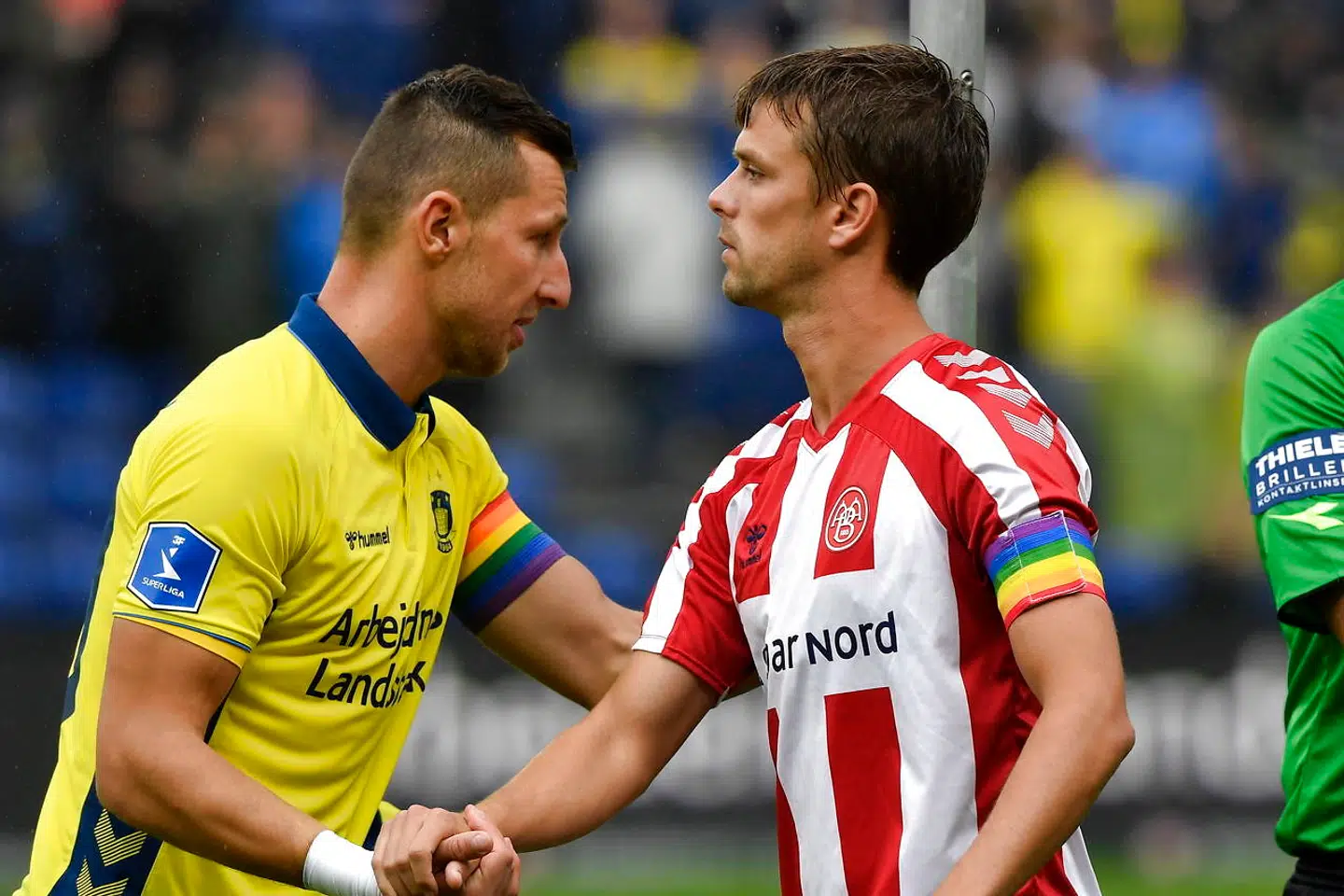 Kamil Wilczek endte i sidste ende med at bære det regnbuefarvede anførerbind. Her ses han sammen med AaBs anfører Lucas Andersen.