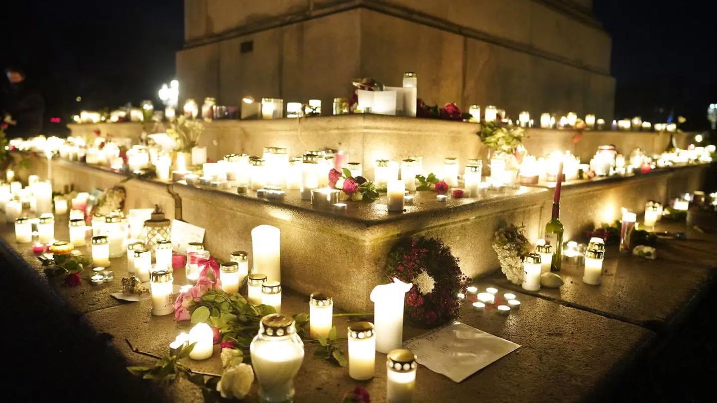 Flere har lagt blomster og tændt lys til ære for Ari Behn.