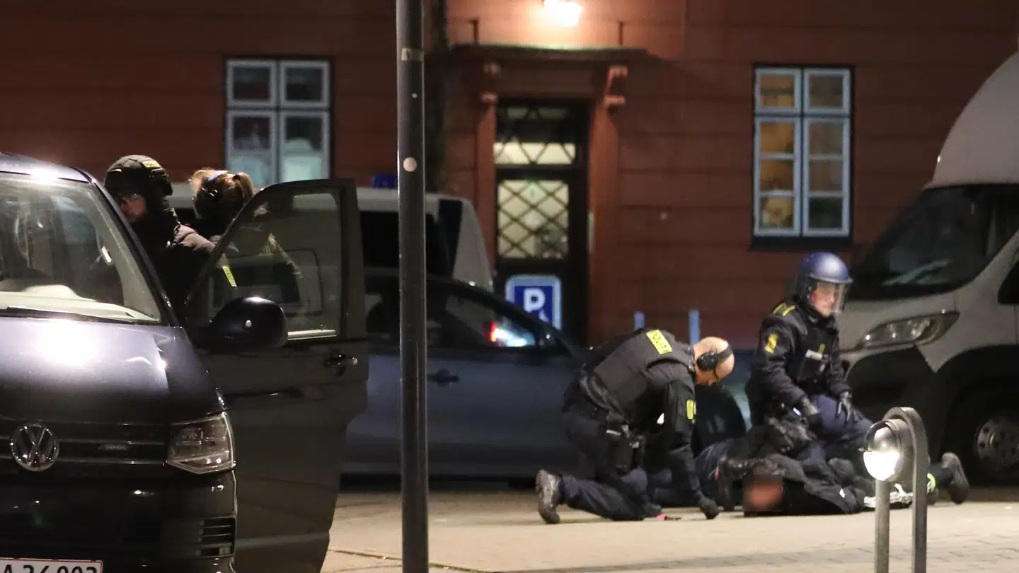 Her ses politiet, der tilbageholder en person på Nørrebro.