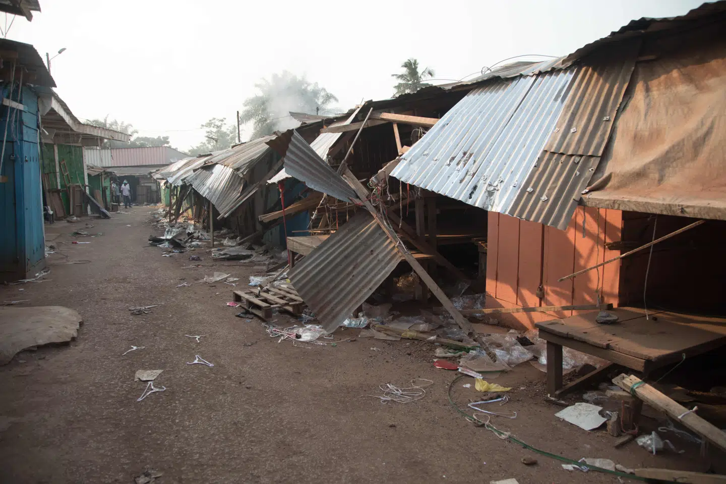 Her ses nogle af ødelæggelserne i Bangui efter torsdagens sammenstød. Florent Vergnes/Ritzau Scanpix