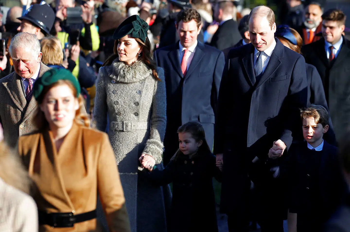 Prins Charles, prinsesse Beatrice, hertuginde Kate, prins William, prins George og prinsesse Charlotte ankommer til St Mary Magdalene kirke 1. juledag.