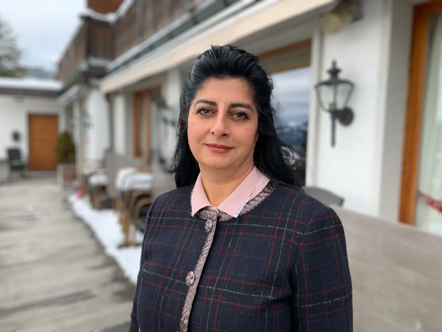 Susan Astani er flyttet til Schweiz, da hun og hendes mand, Christian Kjær, føler sig dårligt behandlet, efter han tidligere på året fik en dom for at have påkørt en trafikofficial ved et cykelløb.