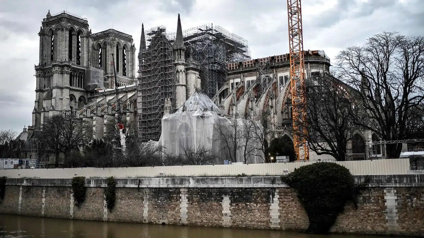 Der er 50 procent chance for, at Notre Dame overlever branden, som raserede katedralen i april, siger præst. (Foto: Scanpix)