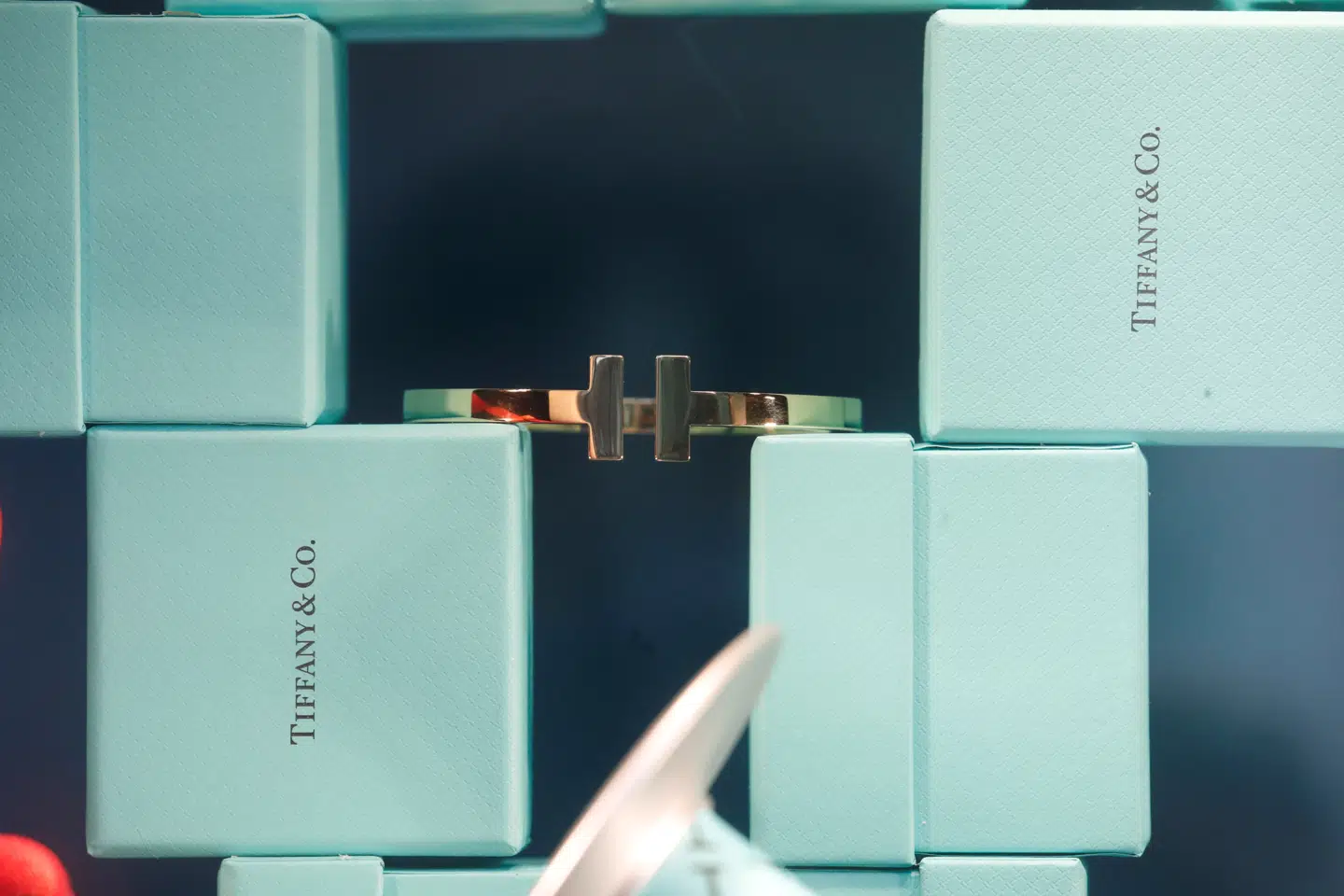 Enten er der kommet flere eller dyrere smykker fra smykkegiganten Tiffany under juletræet i år. Julesalget er i hvert fald vokset på verdensplan, oplyser Tiffany. (Arkivfoto) Gonzalo Fuentes/Reuters