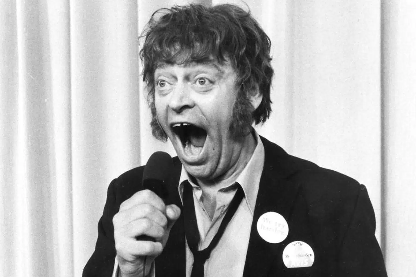 Dirch Passer stod klar bag scenetæppet i Glassalen, da han faldt om. Han døde på Københavns Kommunehospital samme aften.