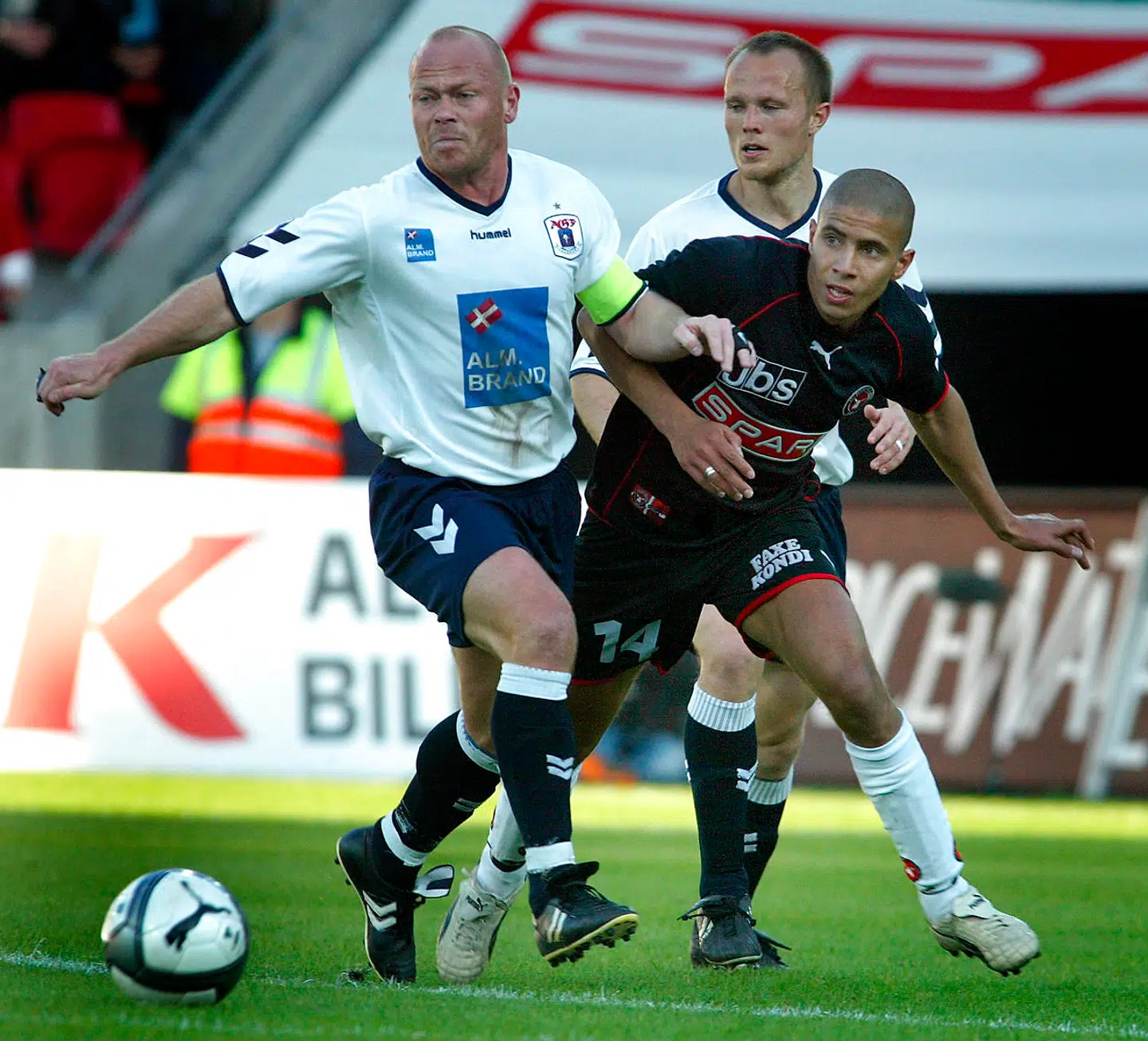 Mohamed Zidan i aktion mod Stig Tøfting og AGF i Superligaen.