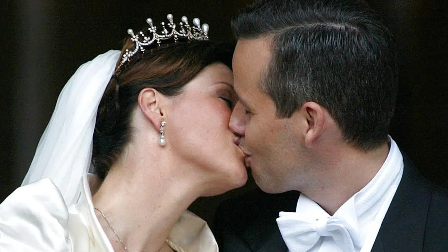 Her ses prinsesse Martha Louise kysse sin daværende mand, Ari Behn, efter deres vielse i 2002.