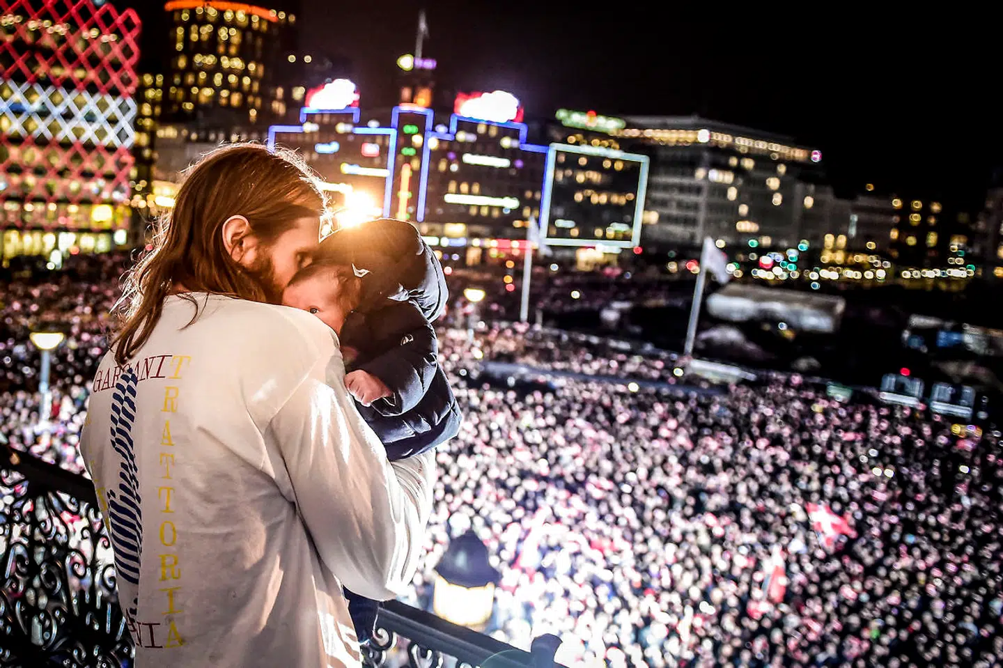 Mikkel Hansen havde sit næsten nyfødte barn med på balkonen, da håndboldlandsholdet blev hyldet på Københavns Rådhusplads.
