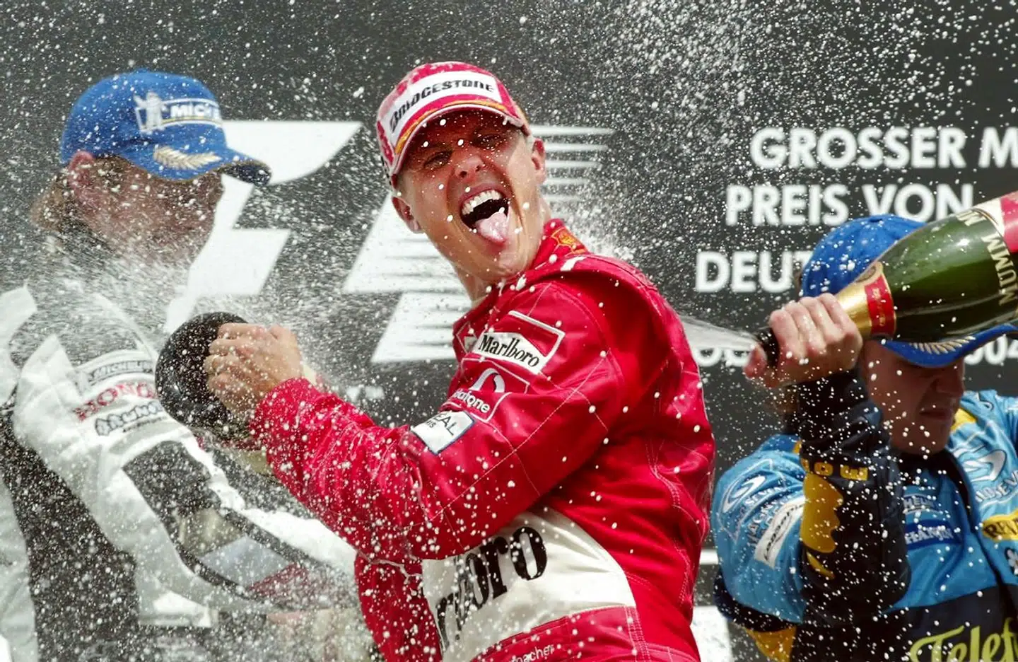 Michael Schumacher på Hockenheim-podiet i 2004.