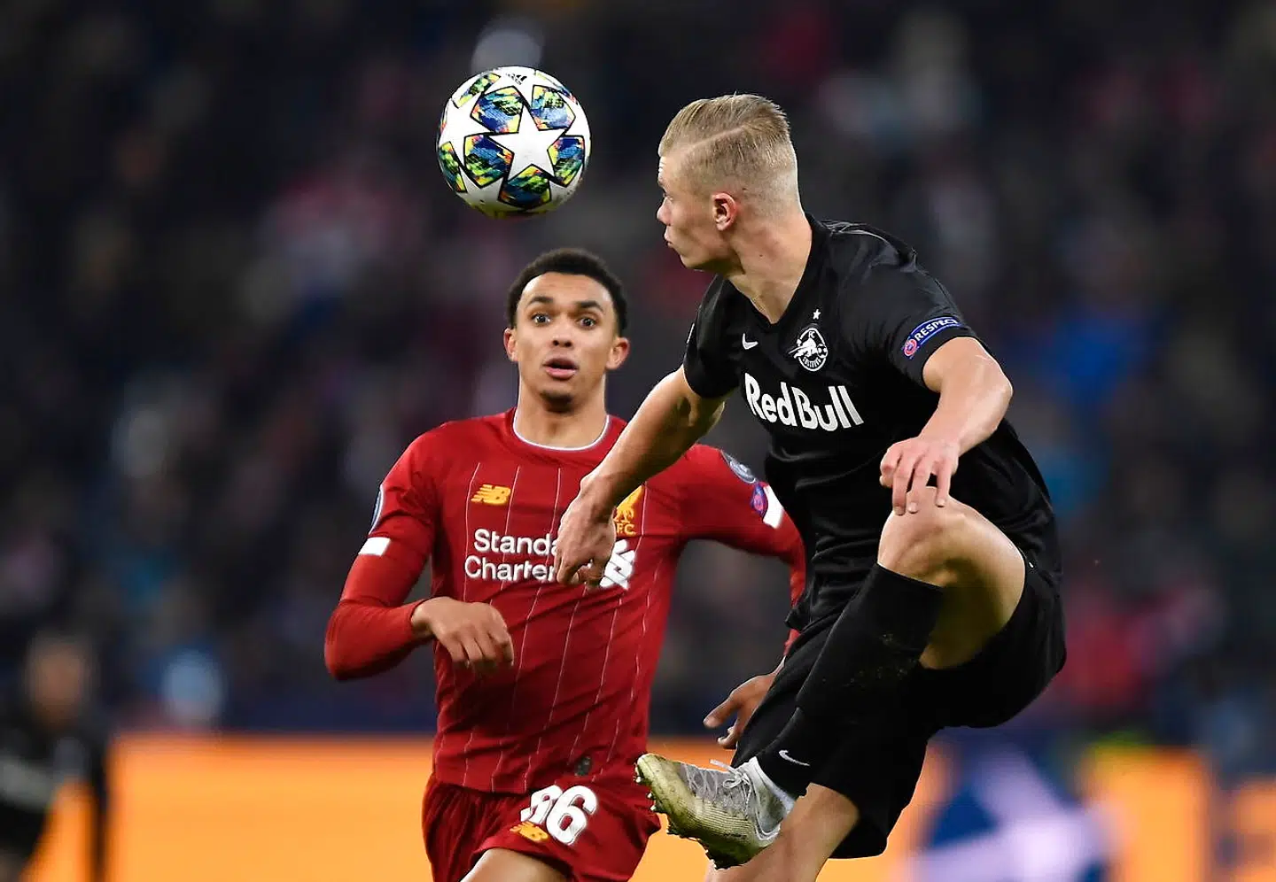 Erling Braut Haaland i aktion mod Trent Alexander-Arnold fra Liverpool.