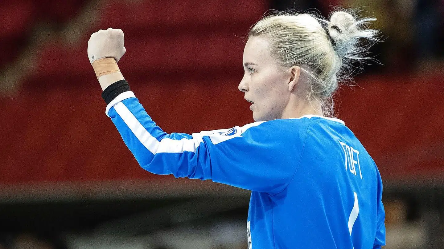 Sandra Toft jubler over én af sine i alt 90 redninger ved VM.