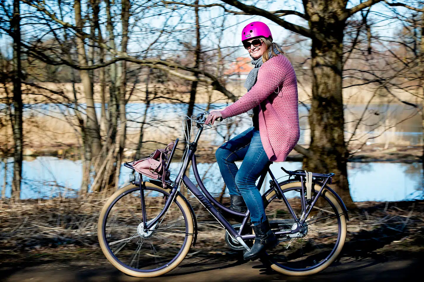 Michelle Hviid skulle lære alt fra bunden efter sin operation. Her lærer hun at cykle igen.