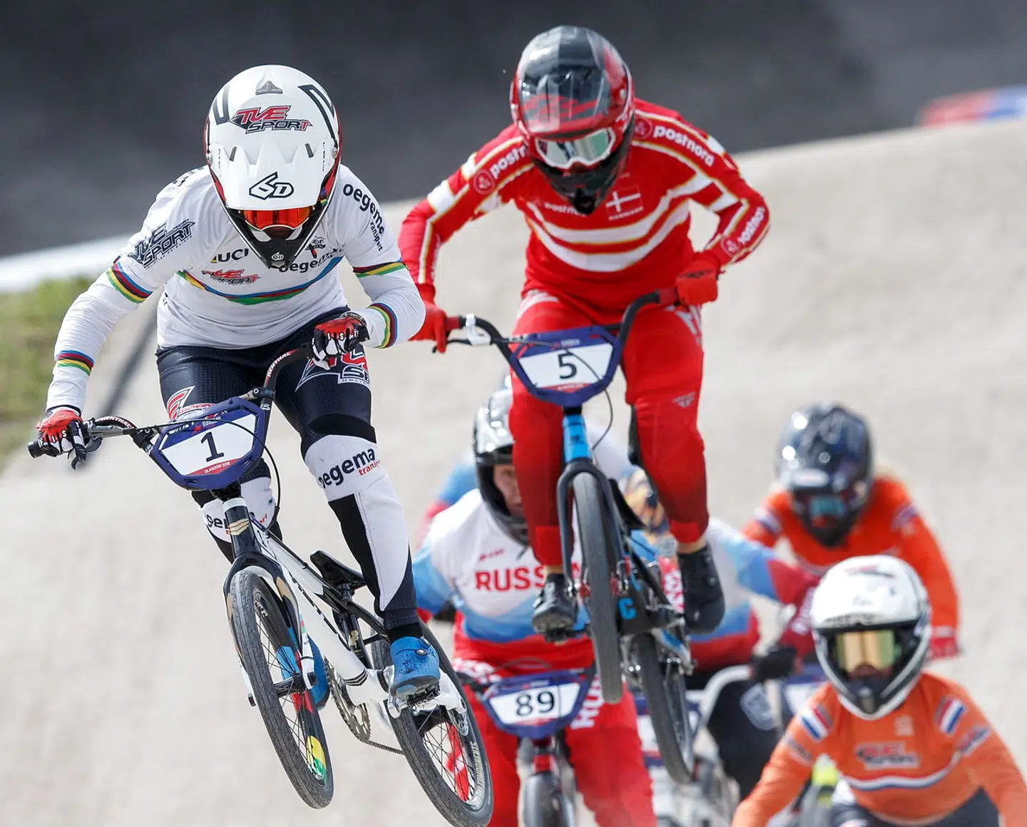 Simone Tetsche - klædt i rødt - i aktion ved EM 2018 i Glasgow.