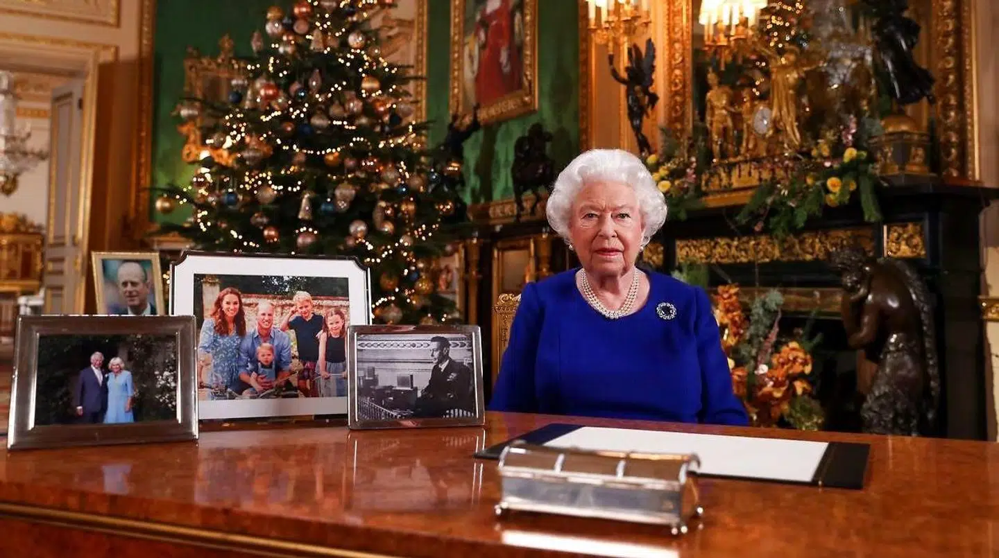Her ses billederne på dronning Elizabeths skrivebord, hvor hverken prins Harry, Meghan, sønnike eller prins Andrew er at se.