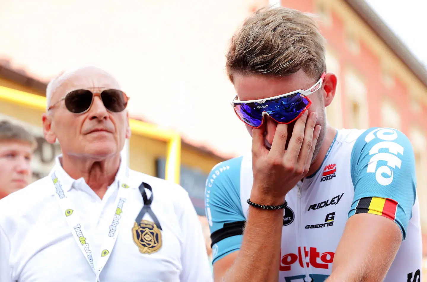 Enzo Wouters fra Lotto Soudal kan ikke holde tårerne tilbage efter holdkammeratens dødsfald.