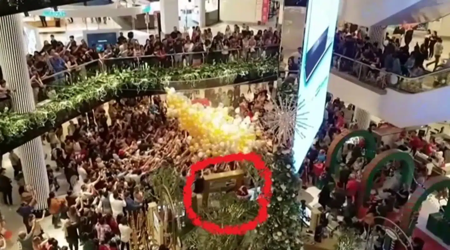 Det store træskilt falder på grund af de mange mennesker ned over julemanden, som forsøgte at undslippe skubberiet fra mængden.