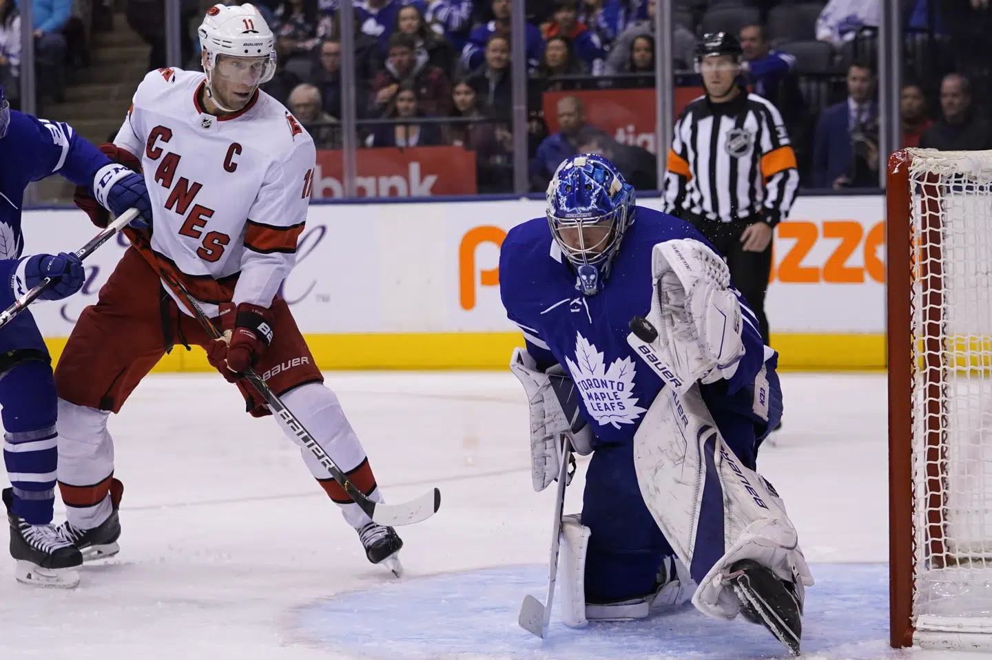 Toronto Maple Leafs-keeper Frederik Andersen (31) greb i denne situation pucken i kampen mod Carolina Hurricanes, men der gik også en del mål ind bag den danske landsholdsspiller. John E. Sokolowski/Ritzau Scanpix