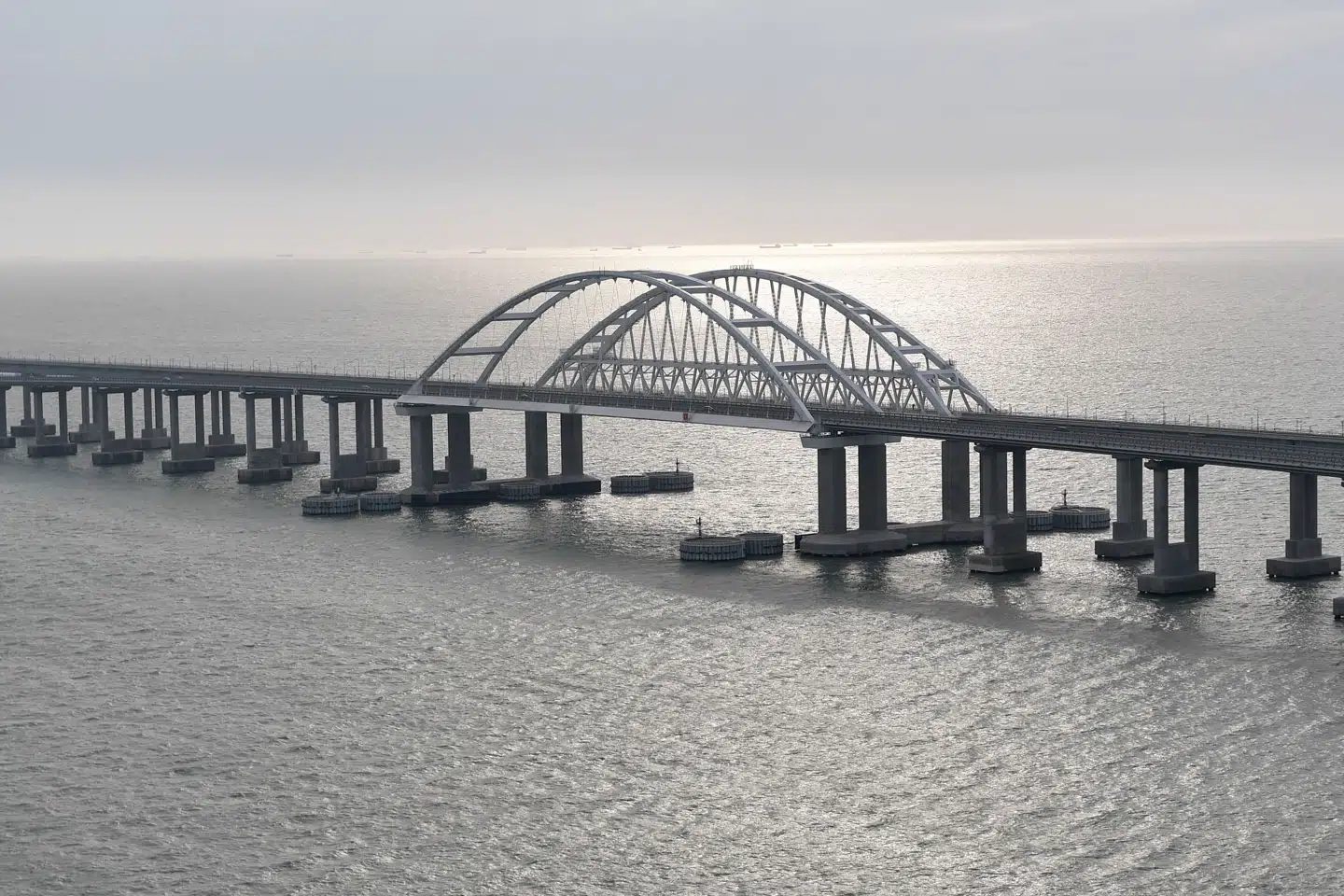 Ruslands præsident, Vladimir Putin, åbnede mandag en jernbanebro fra det russiske fastland til den annekterede Krim-halvø. Broen over Kertsjstrædet har været planlagt siden 1903, men den blev ikke påbegyndt før Rusland annekterede halvøen i 2014 fra Ukraine. Alexey Nikolsky/Ritzau Scanpix