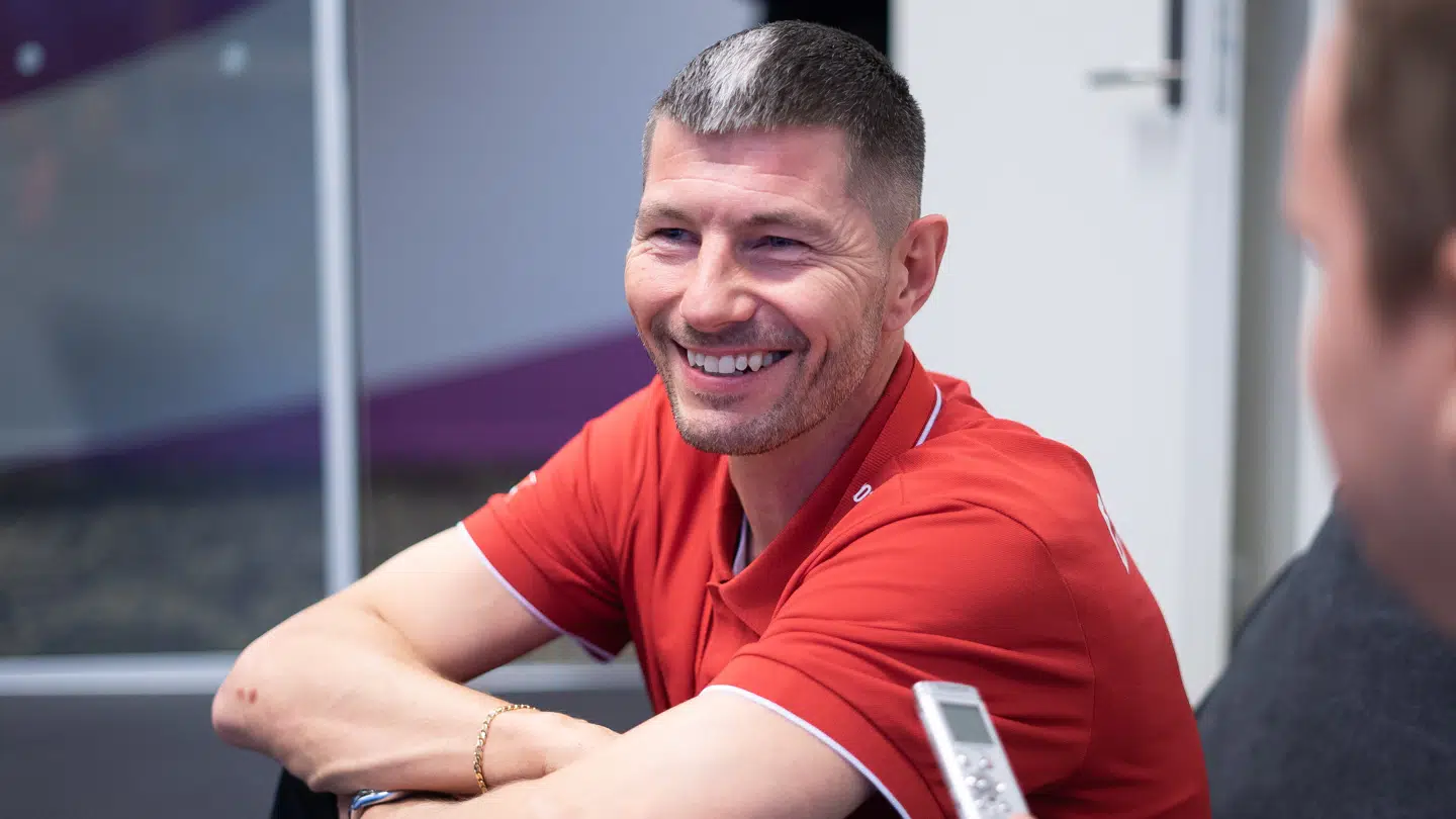 Rune Glifberg i rød polo med Danmark skrevet på ryggen. Ikke hans normale stil.