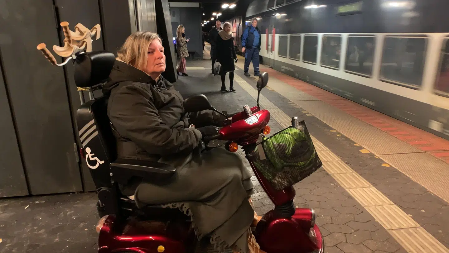 Når toget ruller ind på perronen, orienterer Susan Holm sig hurtigt, så hun ved, i hvilken ende af toget, handicap-rampen er.
