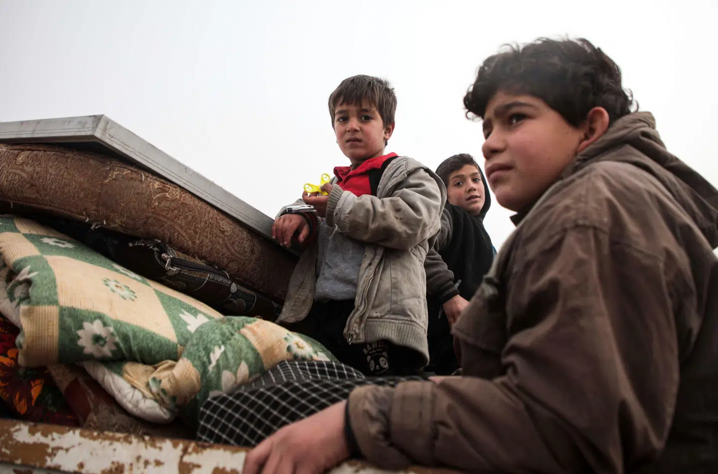 Syriske børn på ladet af en bil var søndag sammen med titusinder af andre på vej væk fra Idlib-provinsen, hvor syriske regeringsstyrker og russiske fly har optrappet bombardementerne. Omkring 80.000 syrere har netop nu kurs mod Tyrkiet, siger Erdogan. Aaref Watad/Ritzau Scanpix