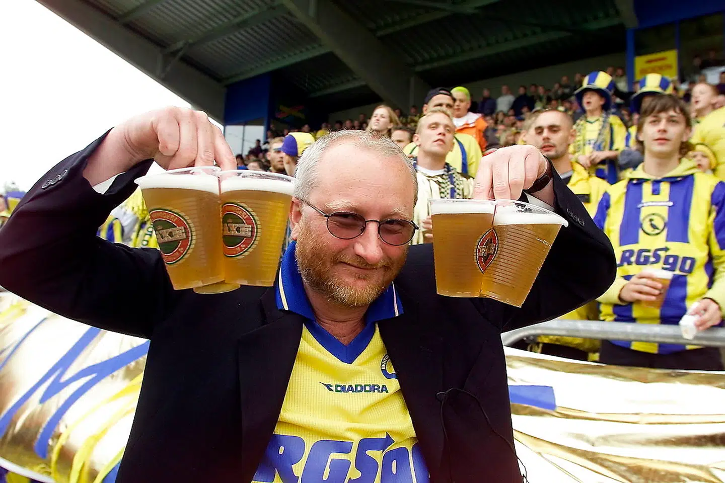 Peter Aalbæk Jensen har altid været glad for øl og vin. Her fejrer han Herfølges mesterskab i år 2000.