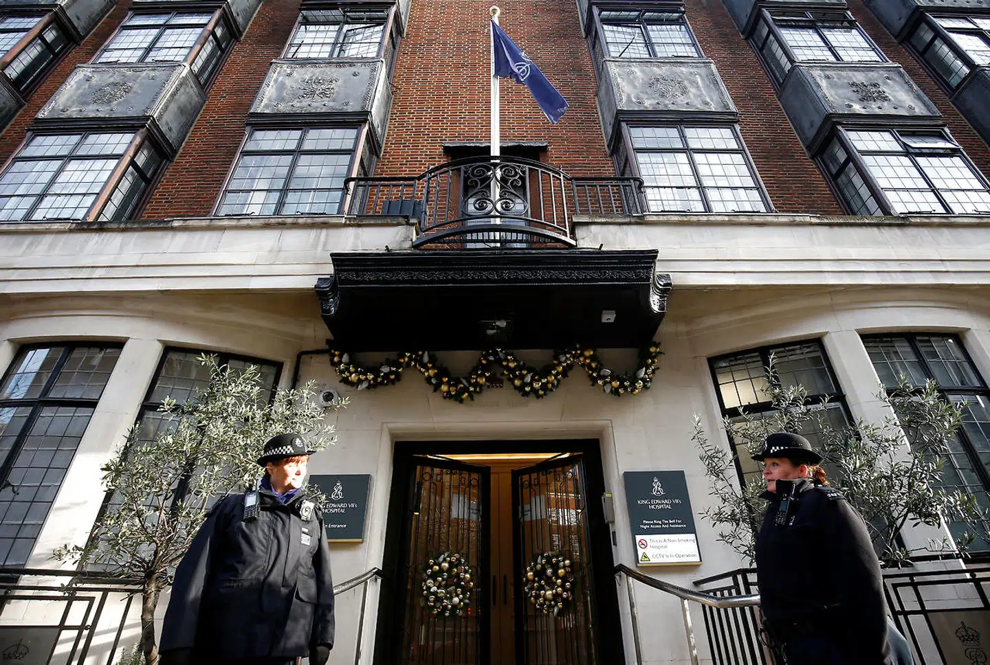 Politifolk foran King Edward VII's Hospital, hvor Prins Philip er indlagt.