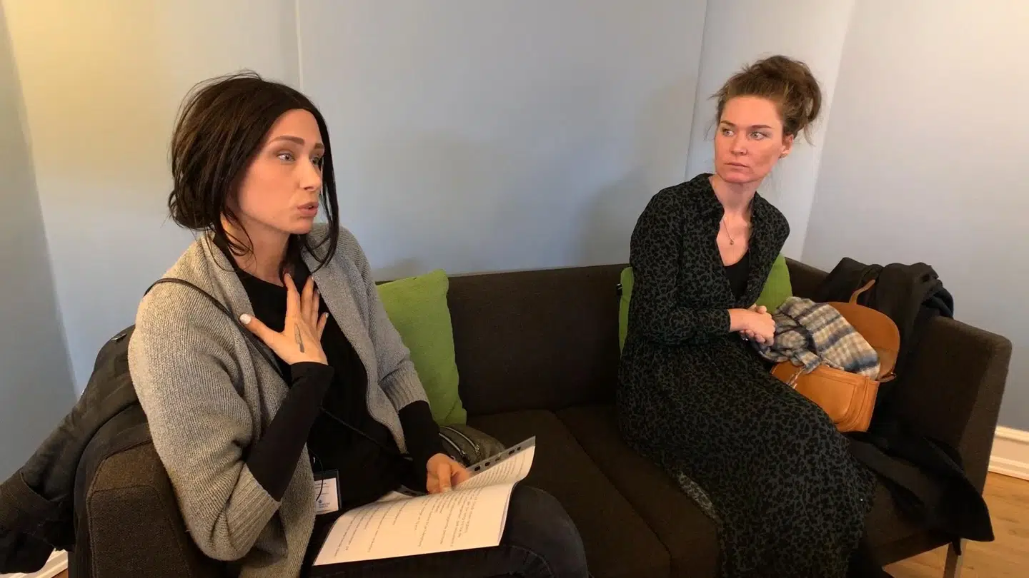 Sandra Mørk (th.) har taget en hel liste af forslag med til Magnus Heunicke (S), som hun mener kan gøres bedre i det danske sygehusvæsen. Foto: Kasper Riising.