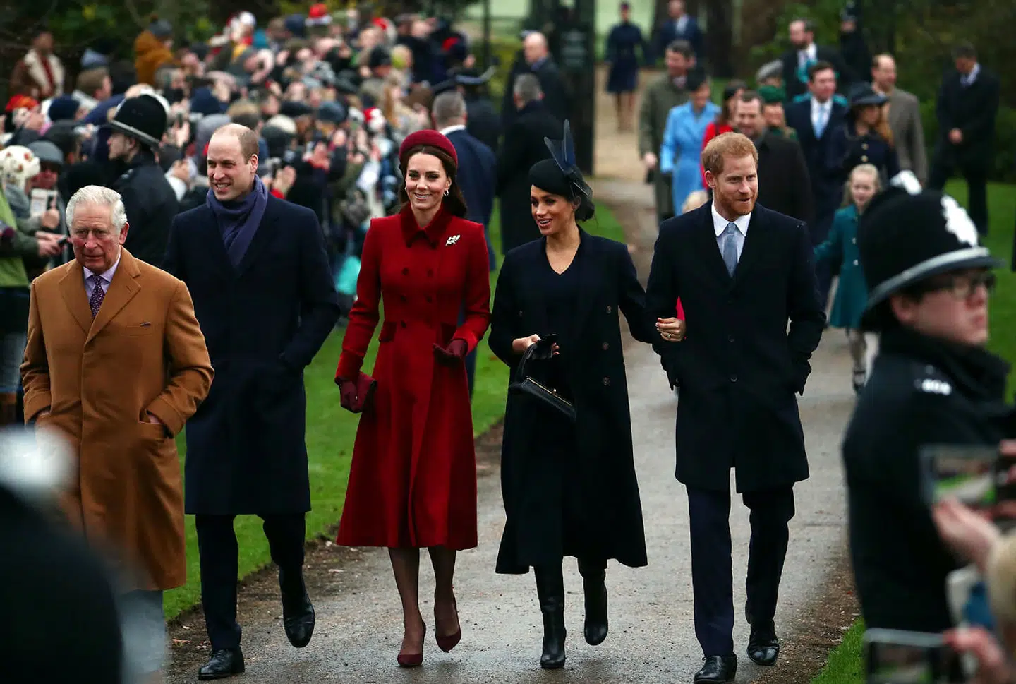 Engalnds prins Charles, Prins William, Hertug af Cambridge og Catherine Hertuginde af Cambridge, sammen med prins Harry og hertuginde Meghan på deres årlige julegåtur til St Mary Magdalene's kirke juledag på Sandringham-grunden i det østlige England.