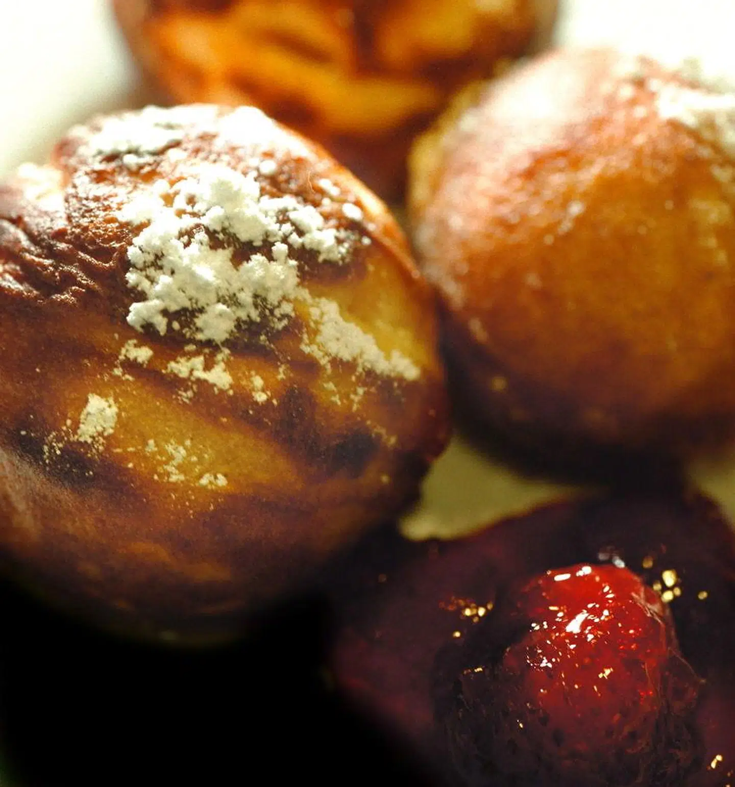 Æbleskiver med syltetøj og flormelis.