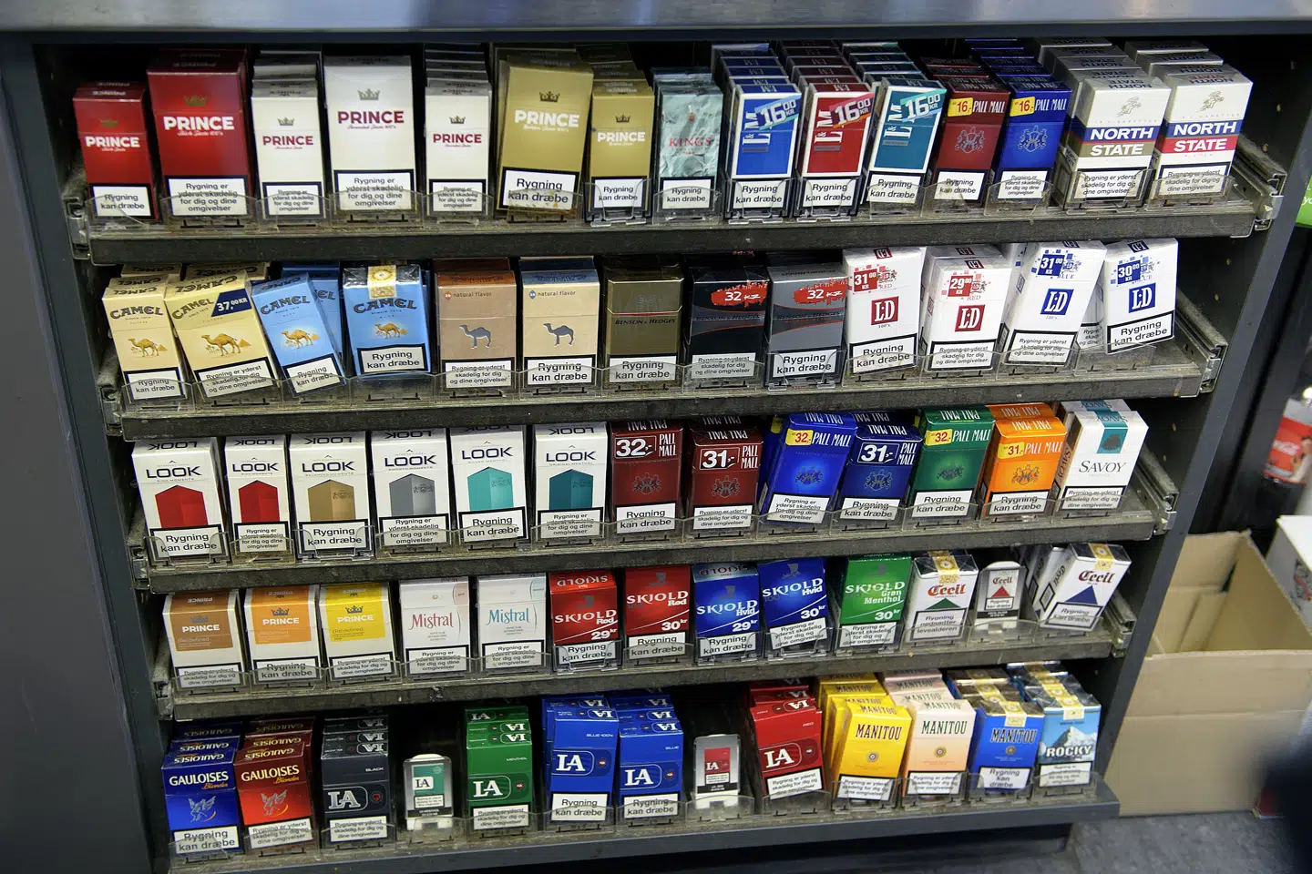 Seks mænd skal flere år i fængsel og betale millionbøder for deres rolle i et organiseret netværk, som smuglede omkring 14 millioner cigaretter til Danmark fra især Østeuropa. (Arkivfoto). Liselotte Sabroe/Ritzau Scanpix