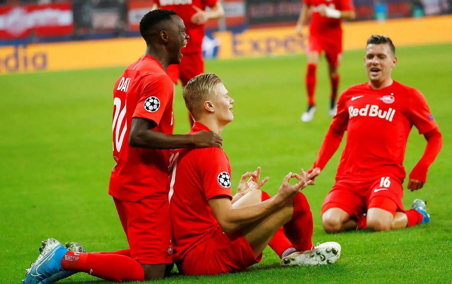 Foruden de mange mål er Erling Haaland (i midten) blevet kendt for sine jubelscener.