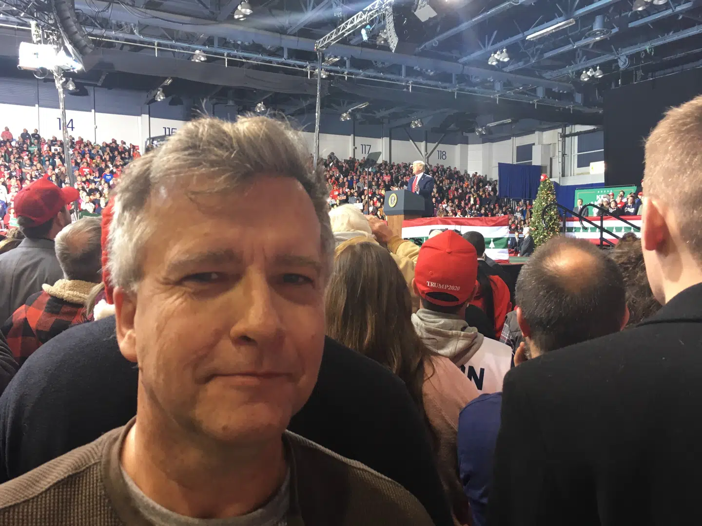 B.T.s udsendte med Donald Trump i baggrunden.
