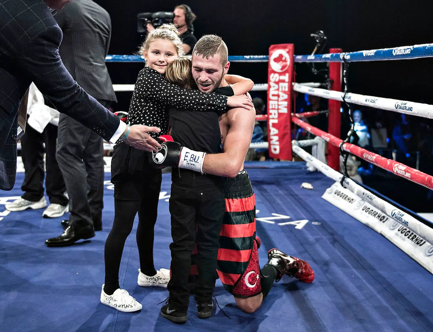 Dennis Ceylans karriere toppede med sejren over Ryan Walsh og EM-titlen. Her med sine børn i ringen. (foto: Henning Bagger / Scanpix 2016)