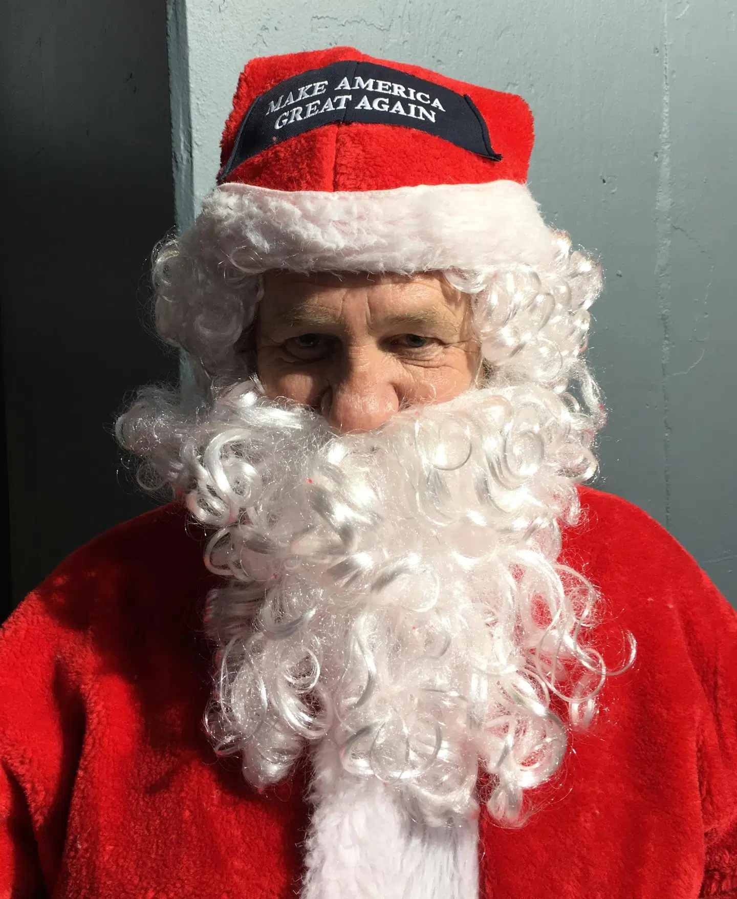 'I dag er jeg ikke Santa Claus. Jeg er Trumpy Claus,« sagde denne tvivlsomme julemand til Trump-rally.