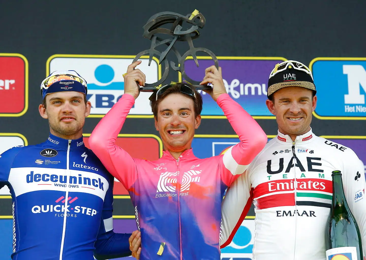 Danske Kasper Asgreen (tv.), da han blev nummer to ved Flandern Rundt, er en af de heldige, som fik en gave af Julian Alaphilippe.