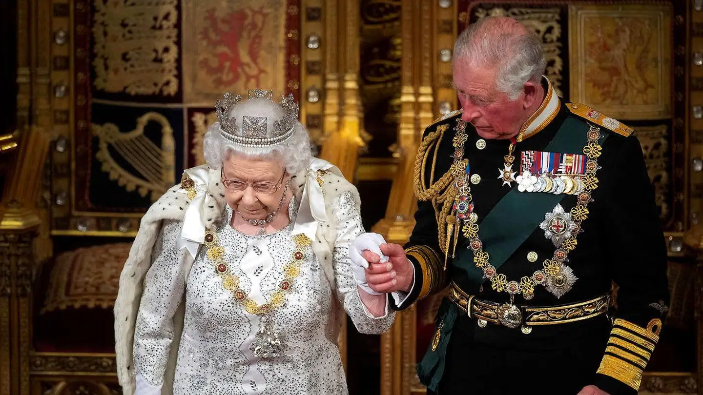 Dronning Elizabeth og prins Charles var mere royalt og traditionelt klædt ved parlamentets åbning i oktober 2019.