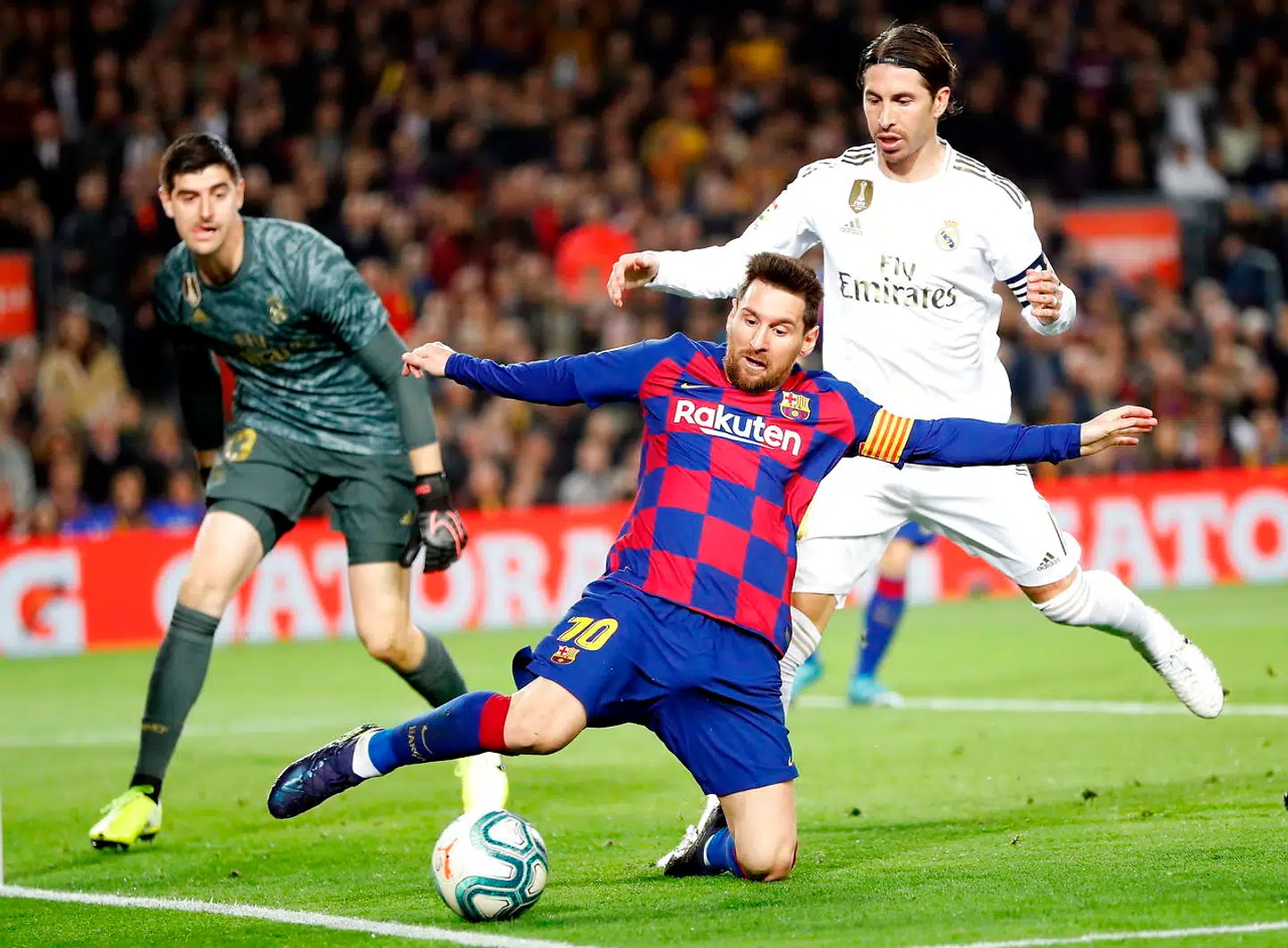FC Barcelonas Lionel Messi i duel med Real Madrids målmand Thibaut Courtois og Sergio Ramos.